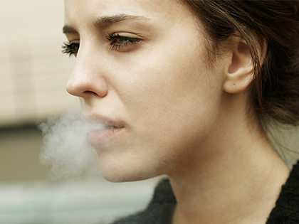Dohányzó fiatalok: szigorúbb lesz a szabályozás