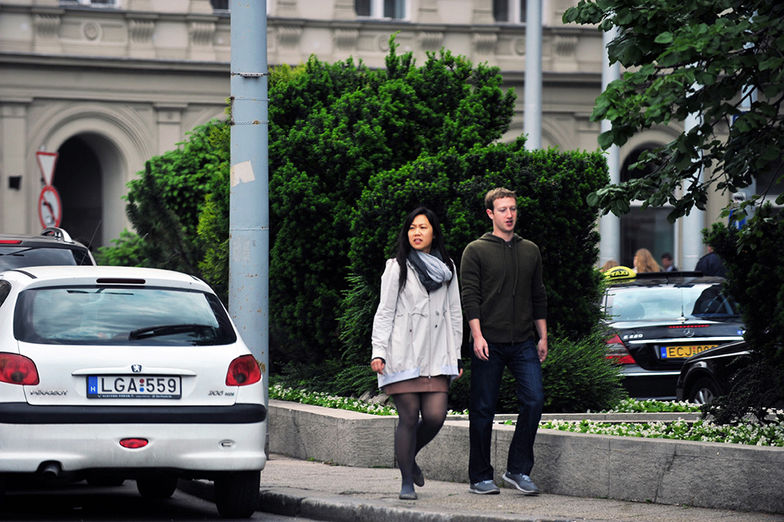 Bizonyíték! Budapesten sétálgat  Mark Zuckerberg és neje - galéria