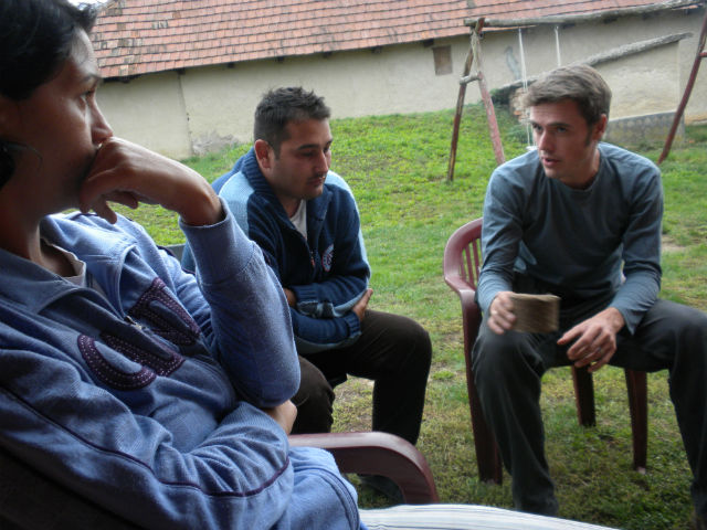 Mester Attila a a biobrikettről beszél egy Borsod megyei faluban