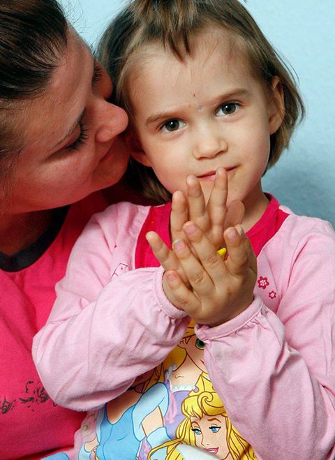 Egy ország harcol a 3 éves Vivien életéért