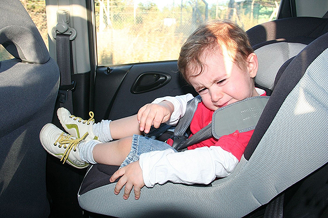 Végzetes tévedés: forró autóban felejtették gyermeküket