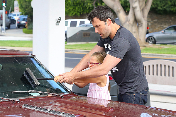 Ben Affleck szélvédőt mosni tanította a kislányát