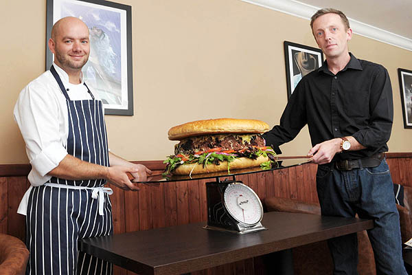 Az étterem tulajdonosa és szakácsa a rekorder hamburgerrel Az étterem tulajdonosa és szakácsa a rekorder hamburgerrel