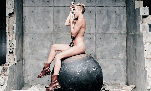 Miley Cyrus pucéran vonaglik egy építkezésen