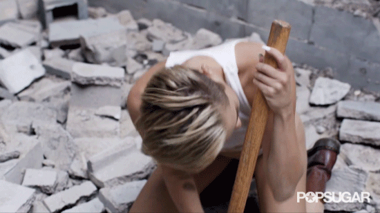 Miley Cyrus pucéran vonaglik egy építkezésen