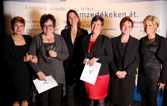 Balról a második Bartos Eniő a 2011-es Aranyanyu Díjátadón a zsűrivel Balról a második Bartos Eniő a 2011-es Aranyanyu Díjátadón a zsűrivel