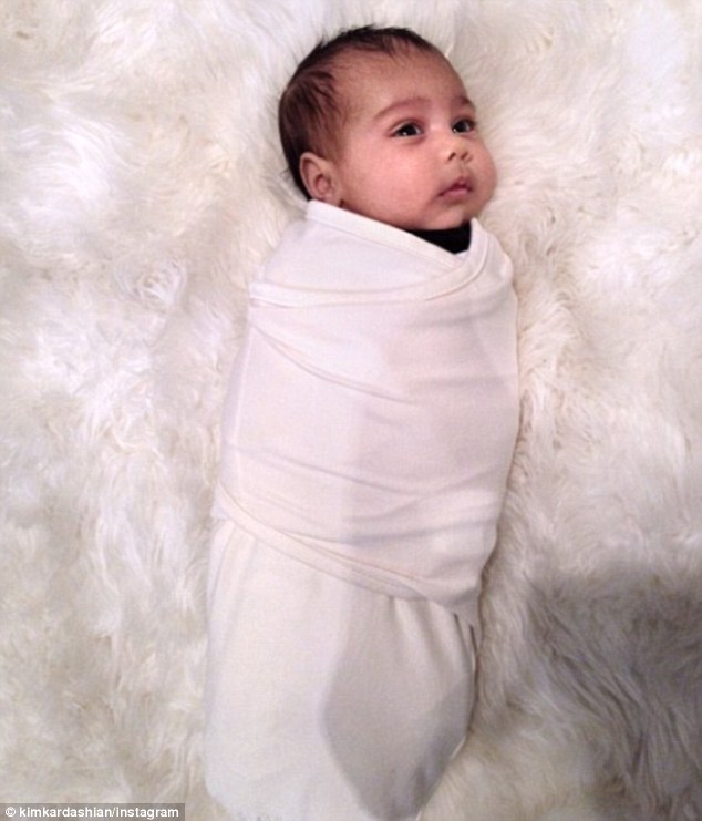 Újabb cuki fotó a West-Kardashian babáról
