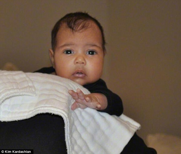 Újabb cuki fotó a West-Kardashian babáról