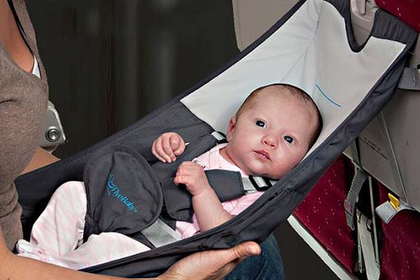 Függőágyban utazhat a baba a repülőn