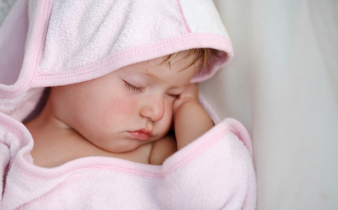 A baba étele és éjjele, avagy van-e összefüggés a baba étkezése és alvása között?