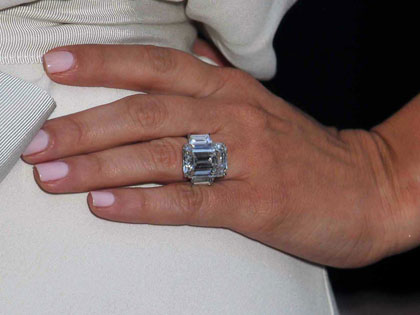 Már más ujján virít Kim Kardashian gyűrűje