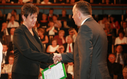 Pappné Gyulai Katalin, a debreceni tankerület vezetője átveszi az elismerést 