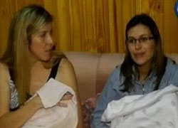 Visszakerültek édesanyjukhoz a kórházban elcserélt babák