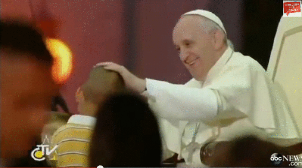 Csodálkozva nézte, beszéde közben megölelte a pápát, aki többször kedvesen rámosolygott, megsimogatta. A fiúcskát hiába akarták letessékelni a színpadról, ő nem volt hajlandó menni