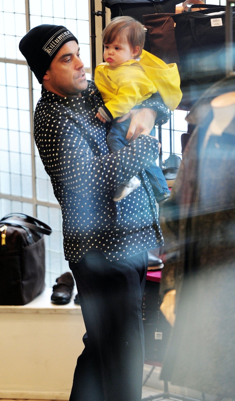 Nézegess még képeket Robbiról és a lányáról - galéria Nézegess még képeket Robbiról és a lányáról - galéria