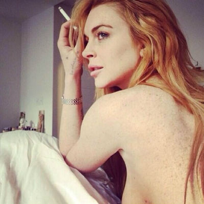 Félmeztelenül pózol Lindsay Lohan – fotó