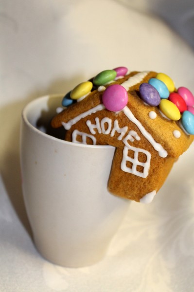 Ennivaló mézeskalács házikó a bögrédre