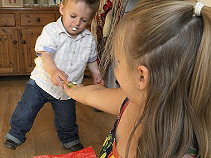 Nővére tanította meg járni a műlábakkal élő kisfiút