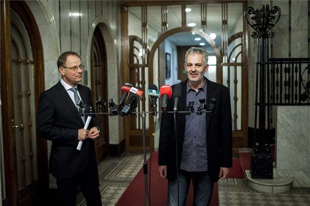 Zoltai Bence, a 2000. április 9-én Leányfalun halálra gázolt gyermekek édesapja beszél a Közigazgatási és Igazságügyi Minisztériumban tartott sajtótájékoztatón 2014. január 13-án. A sajtótájékoztatón,