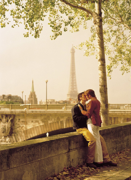 Hűtlenség párizsi módra: már a francia csók is keserű?