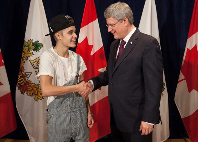 Justin Bieber és Stephen Haper kanadai miniszterelnök