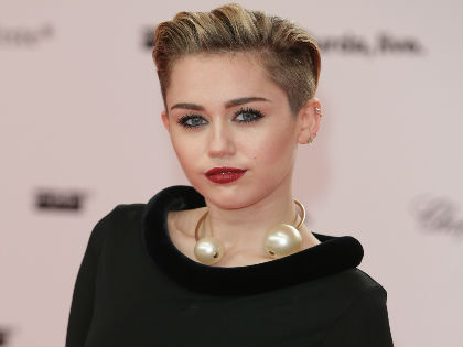 Miley Cyrus nagy ívben tesz a rajongóira