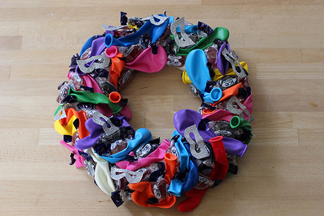 Csináld magad: farsangi ajtódísz