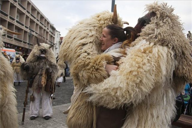 Fotó: Mohácsi busók a Dorottya Farsangi Napok jelmezes felvonulásán a kaposvári Kossuth téren 2014. február 8-án. MTI Fotó: Varga György Fotó: Mohácsi busók a Dorottya Farsangi Napok jelmezes felvonulásán a kaposvári Kossuth téren 2014. február 8-án. MTI Fotó: Varga György