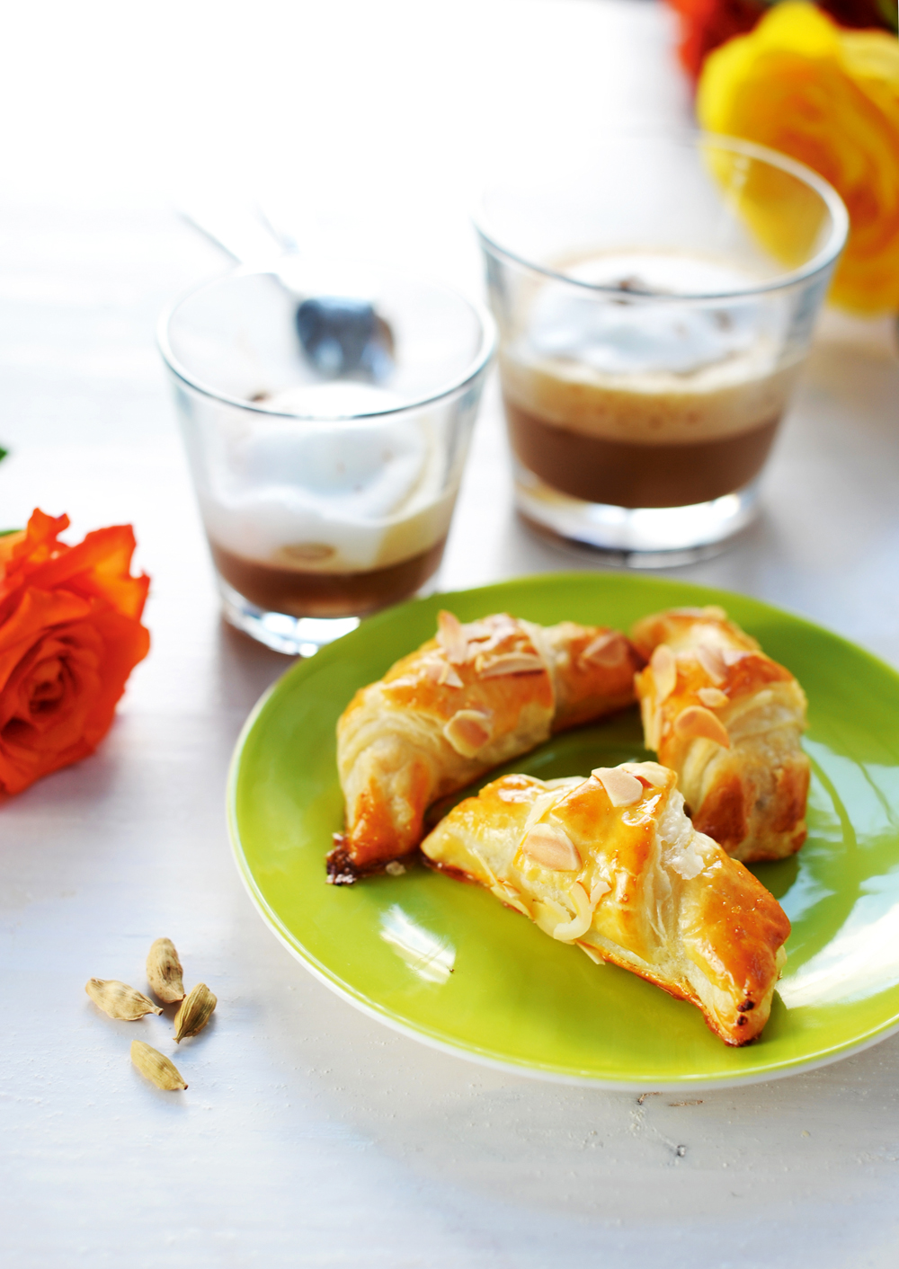 Kardamomos habos kávé és marcipános croissant - két szerelmes recept Kardamomos habos kávé és marcipános croissant - két szerelmes recept