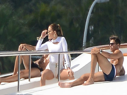 Egyszerre két pasival nyomja Jennifer Lopez - fotó