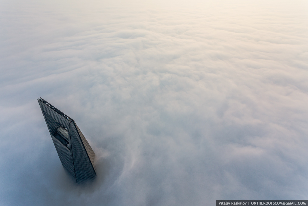 Szédületes videó: így mászták meg a Sanghaj Tornyot Szédületes videó: így mászták meg a Sanghaj Tornyot