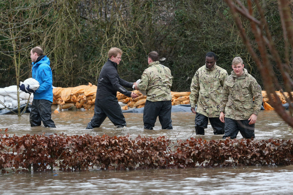 Árvíz: így pakol homokzsákot Vilmos és Harry herceg - fotók Árvíz: így pakol homokzsákot Vilmos és Harry herceg - fotók