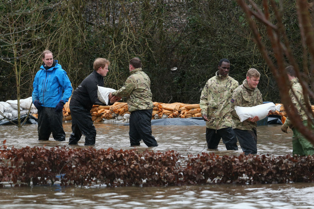 Árvíz: így pakol homokzsákot Vilmos és Harry herceg - fotók Árvíz: így pakol homokzsákot Vilmos és Harry herceg - fotók