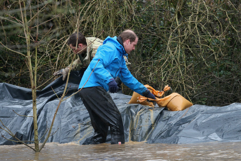 Árvíz: így pakol homokzsákot Vilmos és Harry herceg - fotók Árvíz: így pakol homokzsákot Vilmos és Harry herceg - fotók