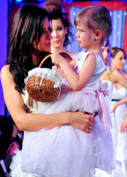 Übercuki videó Sarka Kata kislányáról Übercuki videó Sarka Kata kislányáról