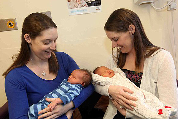 Néhány óra különbséggel szültek az ikrek