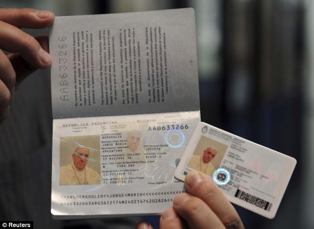 Így néz ki Ferenc pápa személyi igazolványa és útlevele