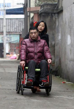 El kell hagynia a barátját, mert az kerekes székbe került