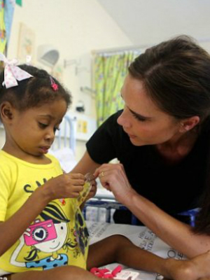 	 Victoria Beckham az AIDS ellen harcol