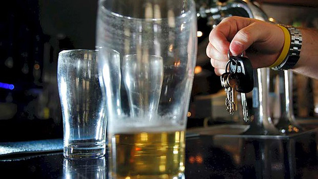 Zéró tolerancia: két pohár bor = félmilliós büntetés, egy év jogsi nélkül