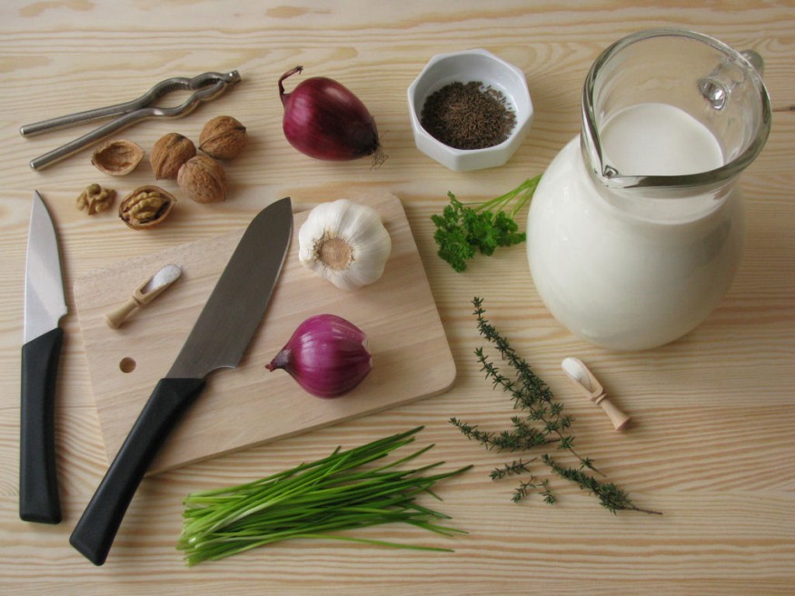 Lépésről lépésre: így készül a házi sajt kert fűszereivel