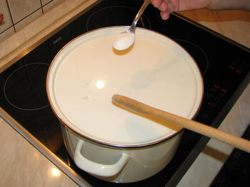 Lépésről lépésre: így készül a házi sajt kert fűszereivel