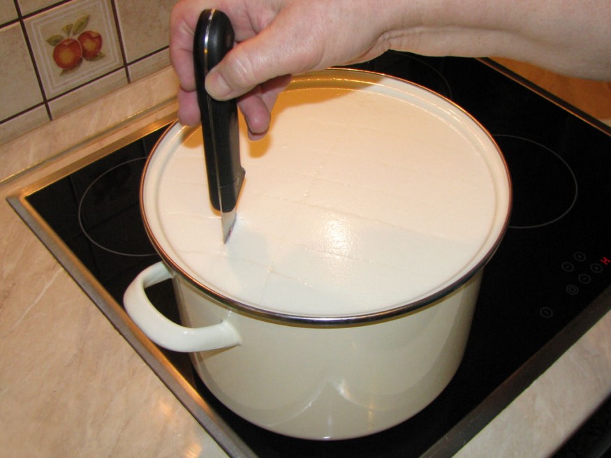 Lépésről lépésre: így készül a házi sajt kert fűszereivel