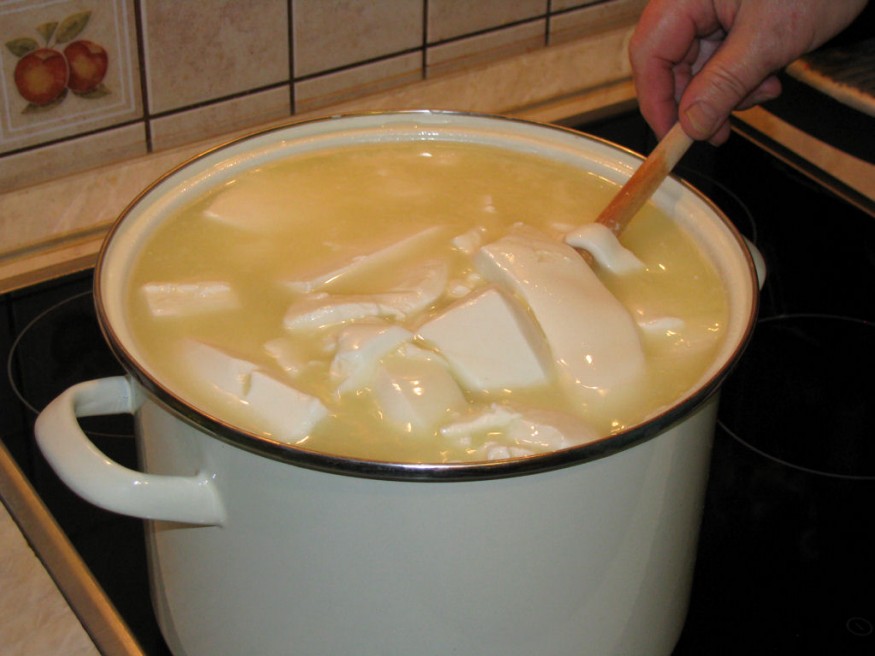 Lépésről lépésre: így készül a házi sajt kert fűszereivel