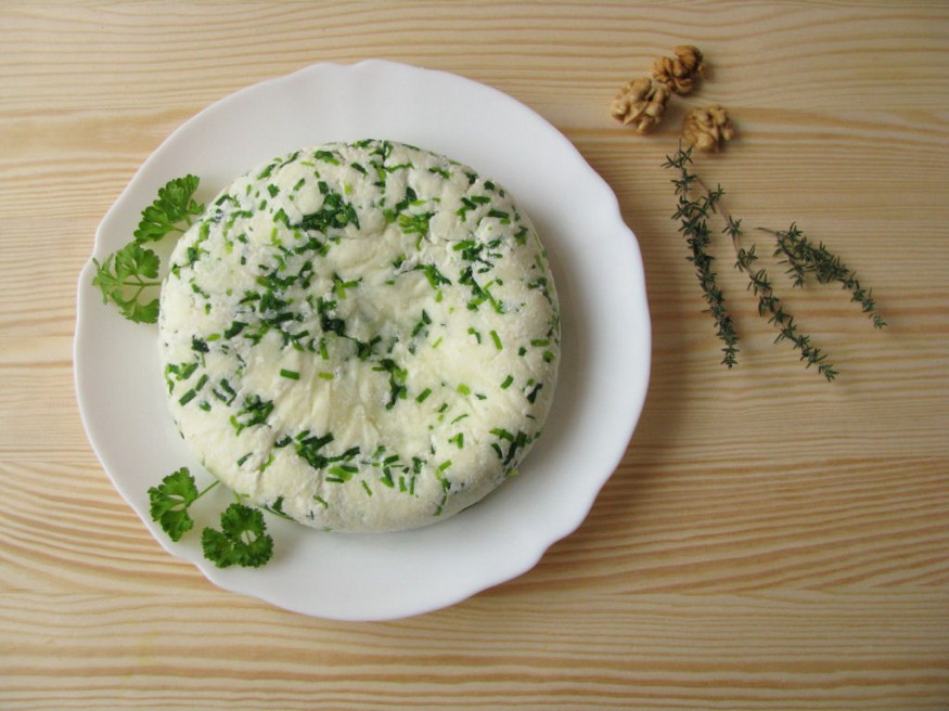 Lépésről lépésre: így készül a házi sajt kert fűszereivel