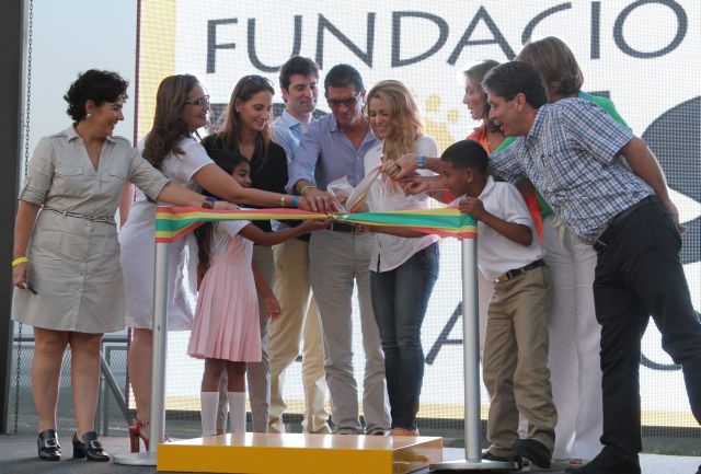 Shakira iskolát alapított egy szegénynegyedben Shakira iskolát alapított egy szegénynegyedben