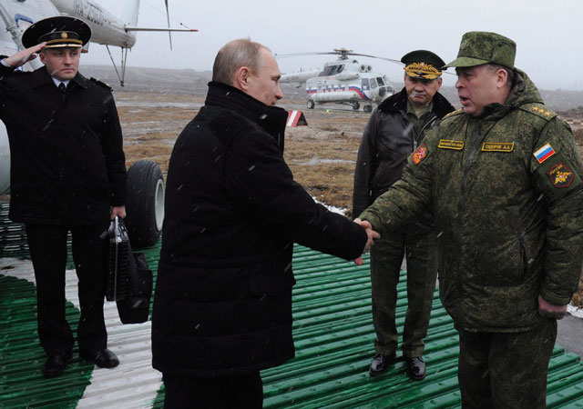 Vlagyimir Putyin orosz elnököt (b2) Anatolij Szidorov tábornok, a nyugati katonai körzet parancsnoka (j) köszönti Szentpétervár közelében, ahova hadgyakorlat megtekintésére érkezett, Fotó: MTI/EPA/RIA