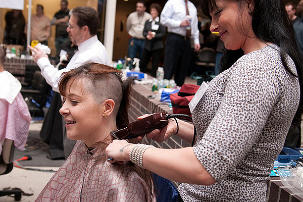 Jótékony célból borotváltatták kopaszra a fejüket 