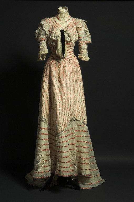 Nézd meg Sissi ruháit!