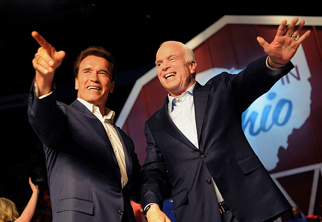 Arnold Schwarzenegger és John McCaine Arnold Schwarzenegger és John McCaine